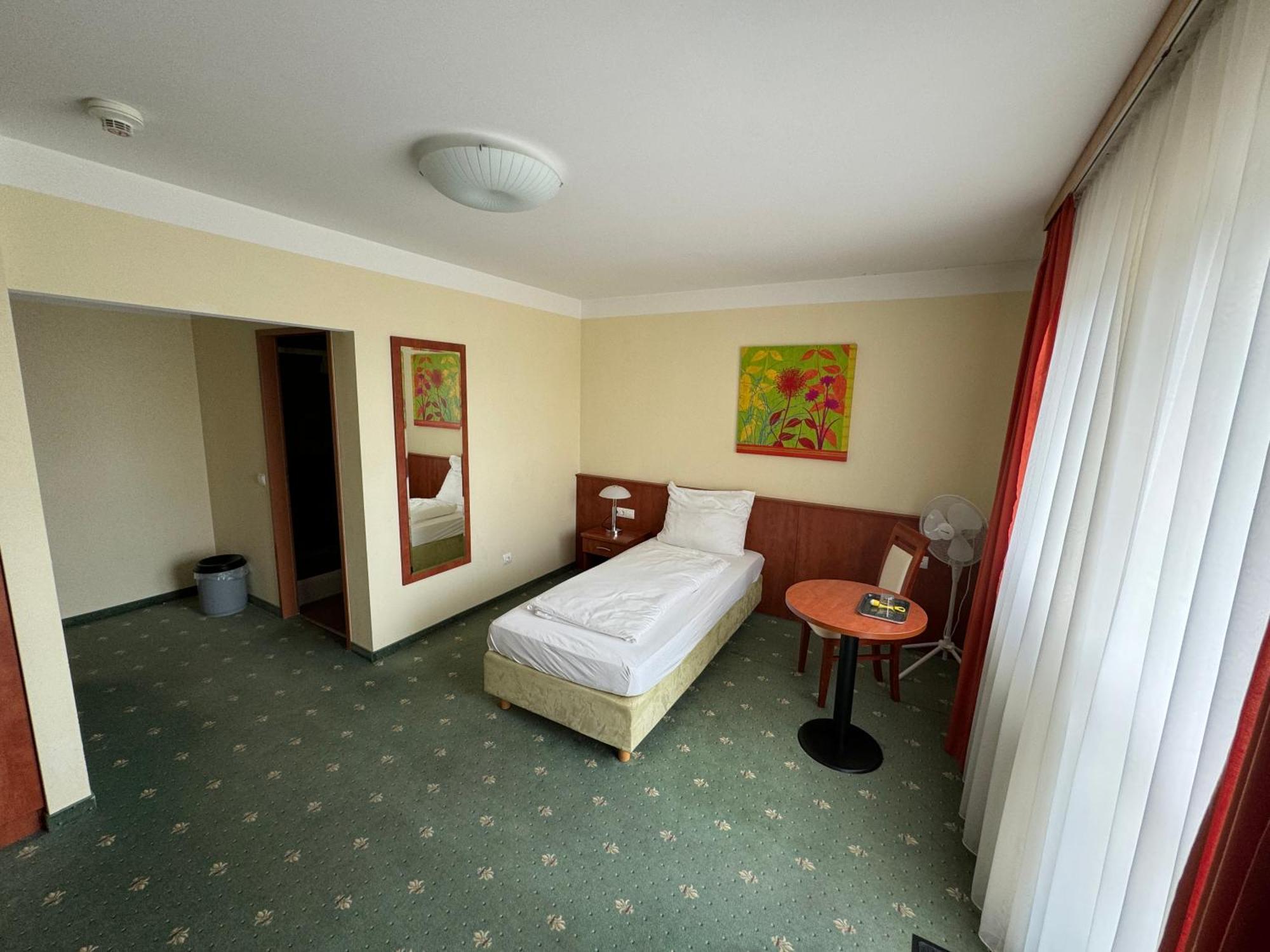 וינה Hotel Breitenlee מראה חיצוני תמונה